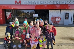 dzieci stoją przed CSM