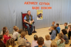 aktor czyta wiersze dzieciom