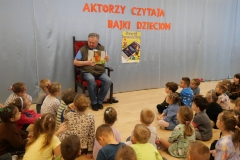 aktor czyta wiersze dzieciom