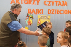 dzieci wreczają upominek