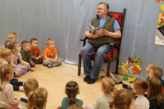 aktor czyta wiersze dzieciom