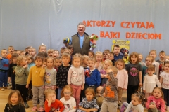 zdjęcie grupowe z aktorem