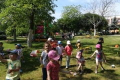 zabawy dzieci w ogrodzie