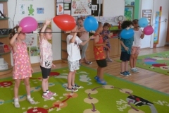 dzieci puszczają balony