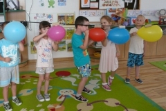 dzieci dmuchają balony