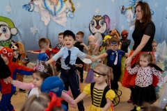 dzieci w strojach z bajek