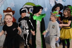 dzieci w strojach z bajek