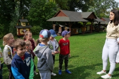 przewodnik oprowadza po skansenie