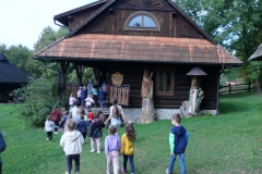 dzieci w skansenie