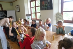 dzieci robią świece z wosku