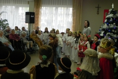 dzieci wystawiają jasełka
