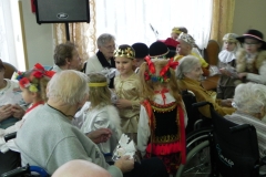 dzieci skłądają życzenia seniorom