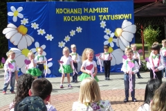 dzieci tańcza dla rodziców