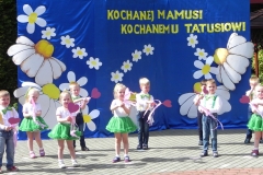 dzieci tańcza dla rodziców