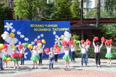 dzieci tańcza dla rodziców