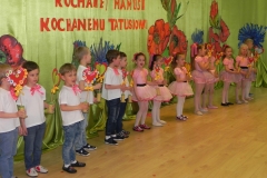 dzieci tańcza dla rodziców