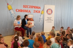 kobieta czyta bajkę dzieciom
