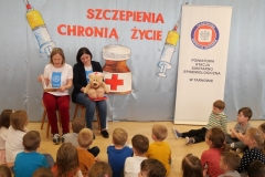 kobieta czyta bajkę dzieciom