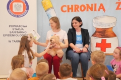 kobieta czyta bajkę dzieciom