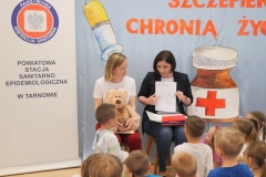 Pani pokazuje obrazki