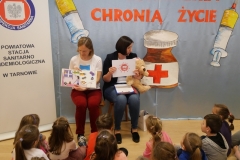 Pani pokazuje obrazki