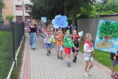 dzieci idą deptakiem w happeningu