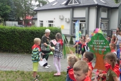 dzieci rozdają ulotki ekologiczne