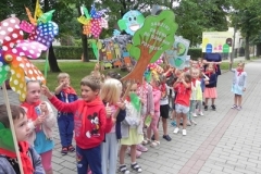 dzieci idą deptakiem w happeningu