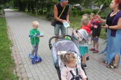 dzieci rozdają ulotki ekologiczne