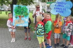 dzieci stoją z transparentami ekologicznymi