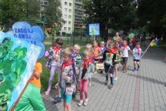 dzieci idą deptakiem w happeningu