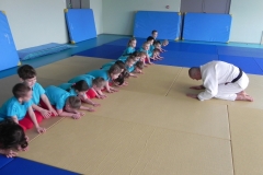 dzieci ćwiczą judo