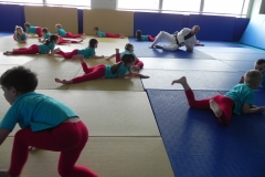 dzieci ćwiczą judo