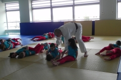 dzieci ćwiczą judo