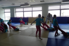 dzieci ćwiczą judo