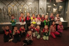 dzieci w muzeum