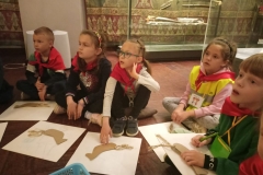dzieci w muzeum robią prace plastyczne