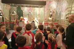 przewodnik oprowadza dzieci po muzeum