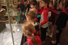 dzieci w muzeum oglądają zbroje