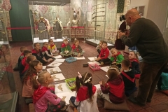dzieci w muzeum robią prace plastyczne