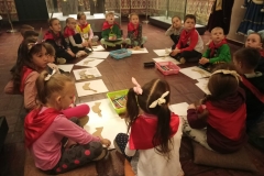 dzieci w muzeum robią prace plastyczne