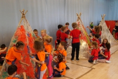 dzieci malują wigwany