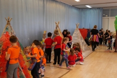 dzieci malują wigwany