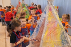 dzieci malują wigwany
