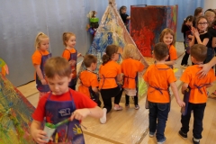 dzieci malują wigwany