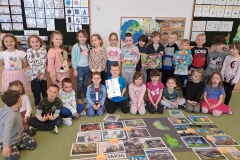 zdjęcie grupowe z nagrodami