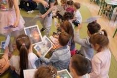 dzieci segregują obrazki