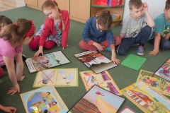 dzieci segregują obrazki
