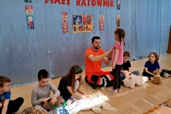 ratownik bandażuje dziecku rękę