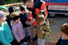 ratownik pokazuje dzieciom jak bada się ekg
